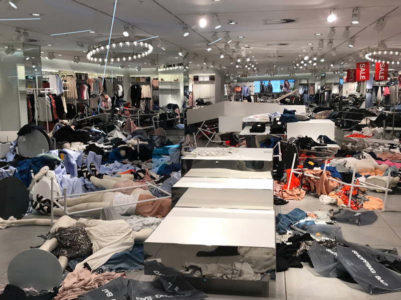 Жители Южной Африки разгромили магазин H&M (фото 1)