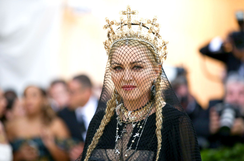 10 лучших головных уборов Met Gala — 2018 (фото 10)
