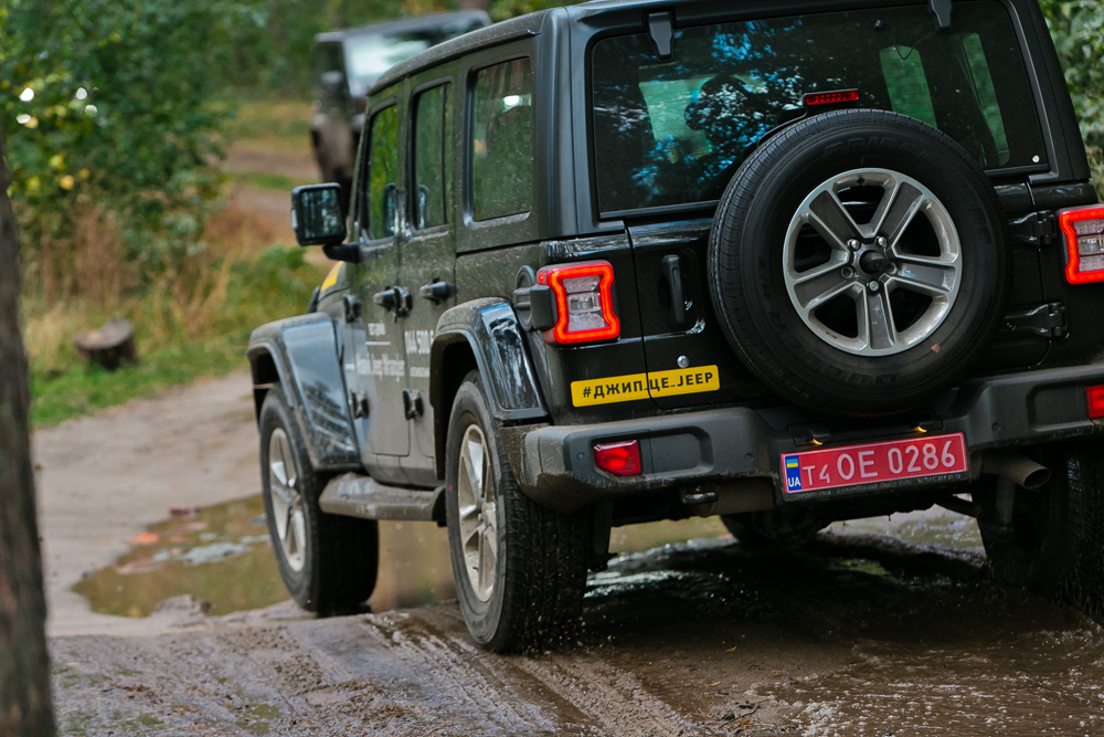В Украине представили обновленный внедорожник Jeep Wrangler (фото 16)