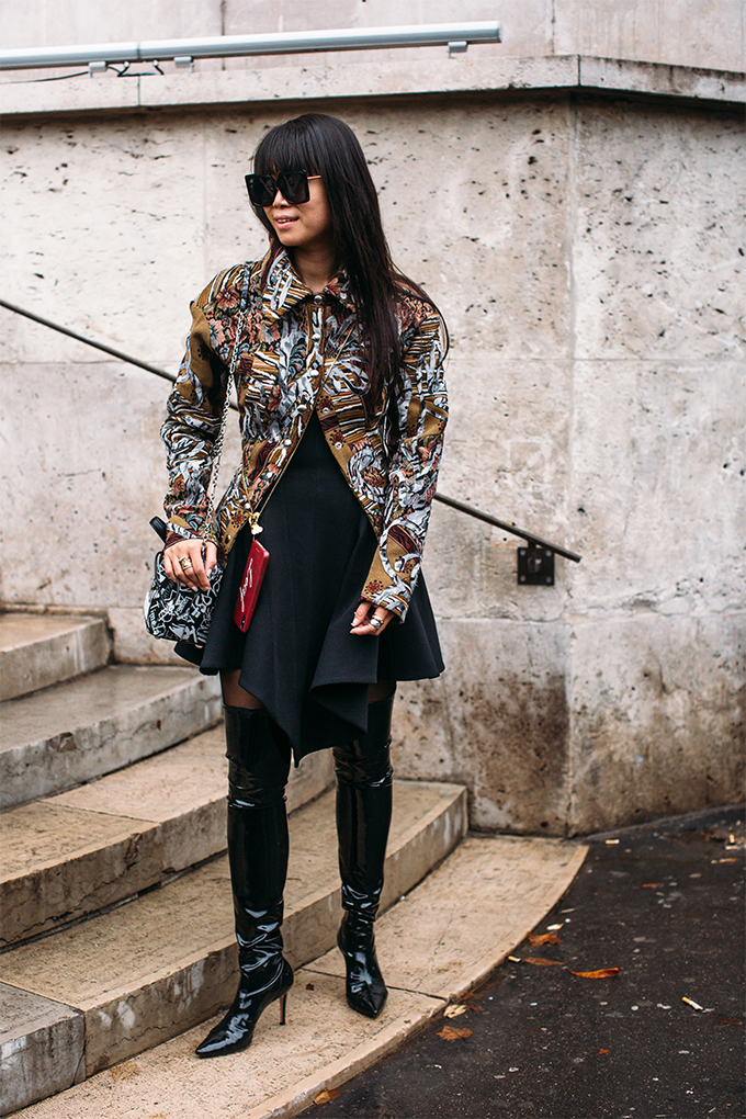 Зонт как важный аксессуар и другие стритстайл-тренды на Paris Fashion Week (фото 9)