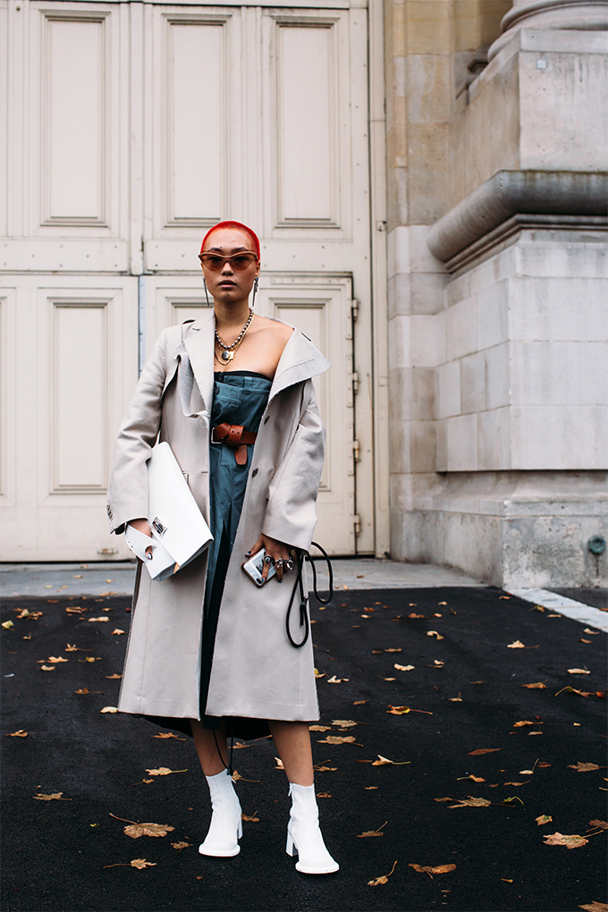 Зонт как важный аксессуар и другие стритстайл-тренды на Paris Fashion Week (фото 15)