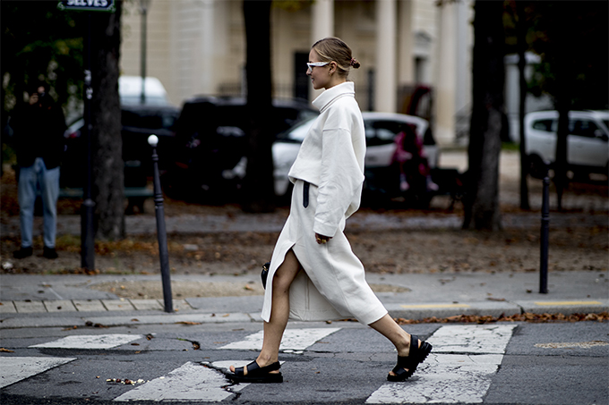 Зонт как важный аксессуар и другие стритстайл-тренды на Paris Fashion Week (фото 31)