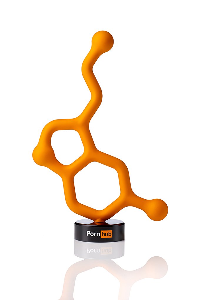 Дизайнер создал статуэтку для Pornhub Awards, имитирующую половые гормоны (фото 1)