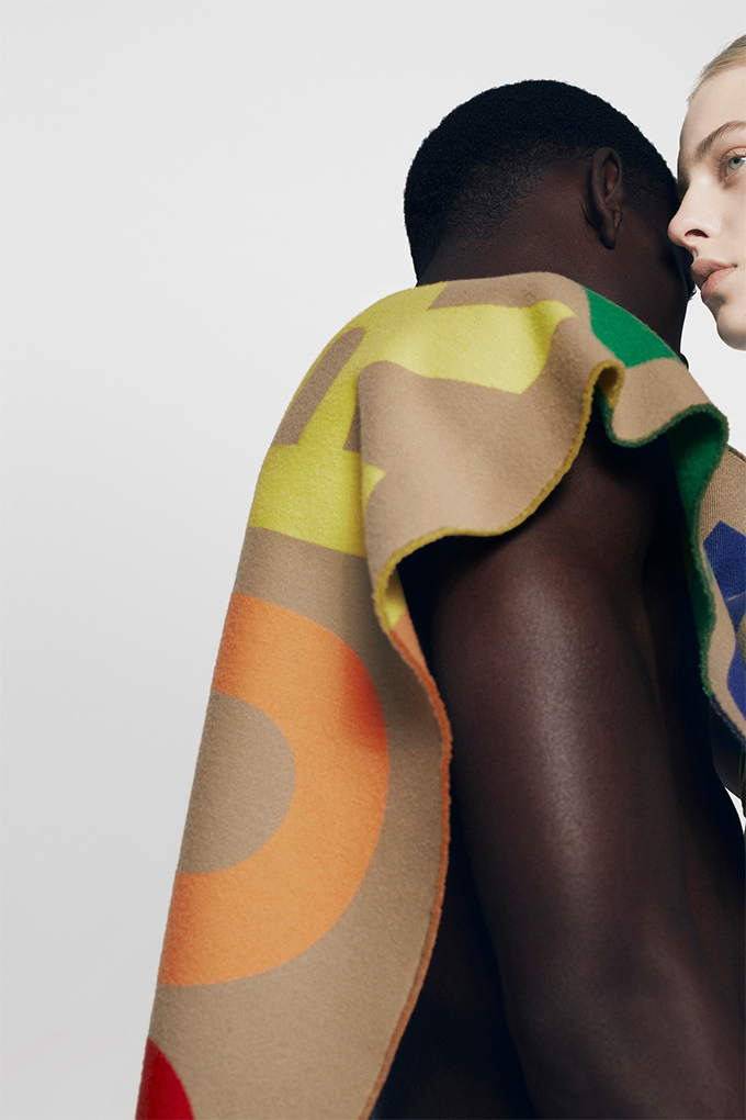 Burberry выпустили футбольный шарф в цветах ЛГБТ-флага (фото 4)