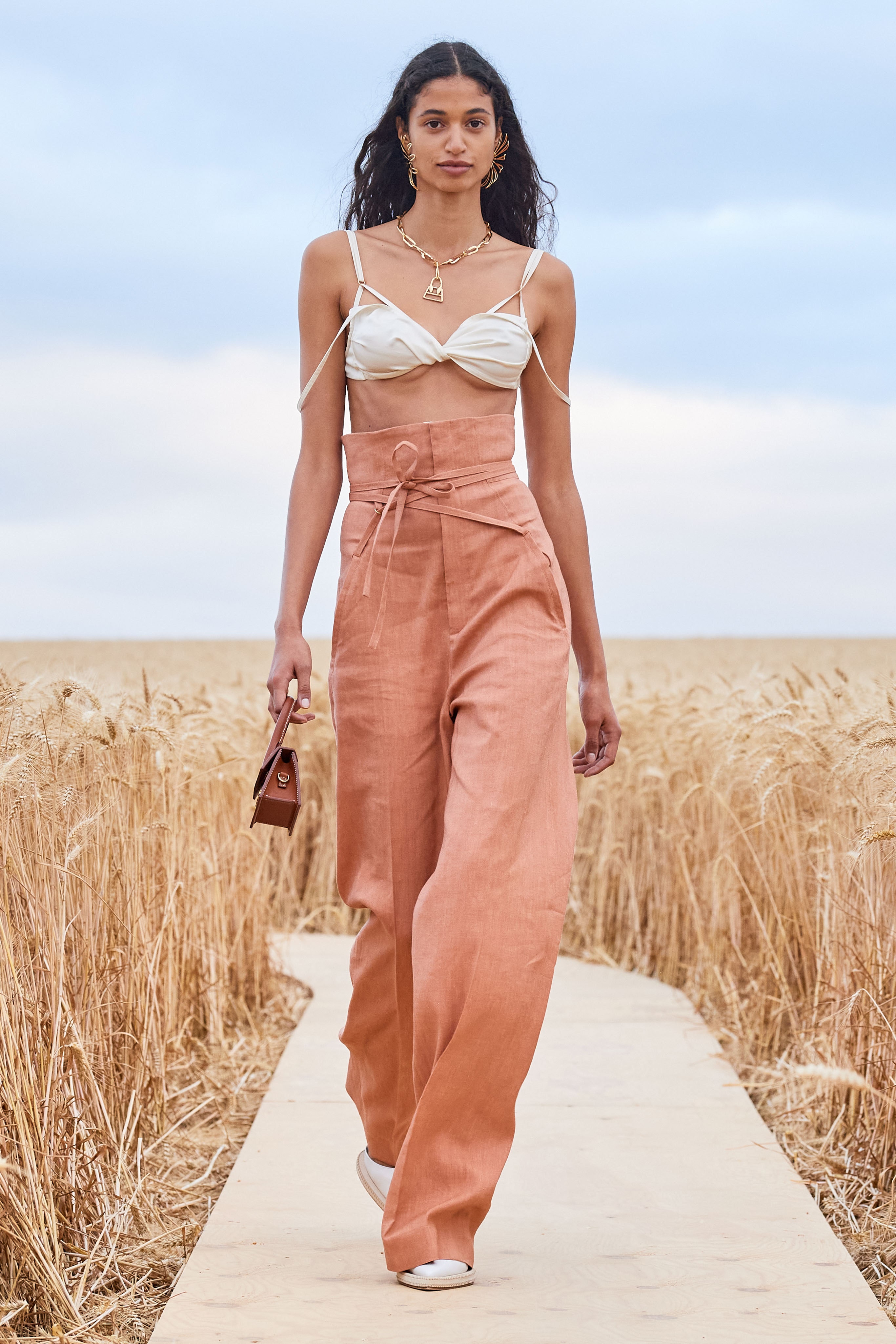 Это надо видеть: Jacquemus провели показ посреди поля (фото 29)