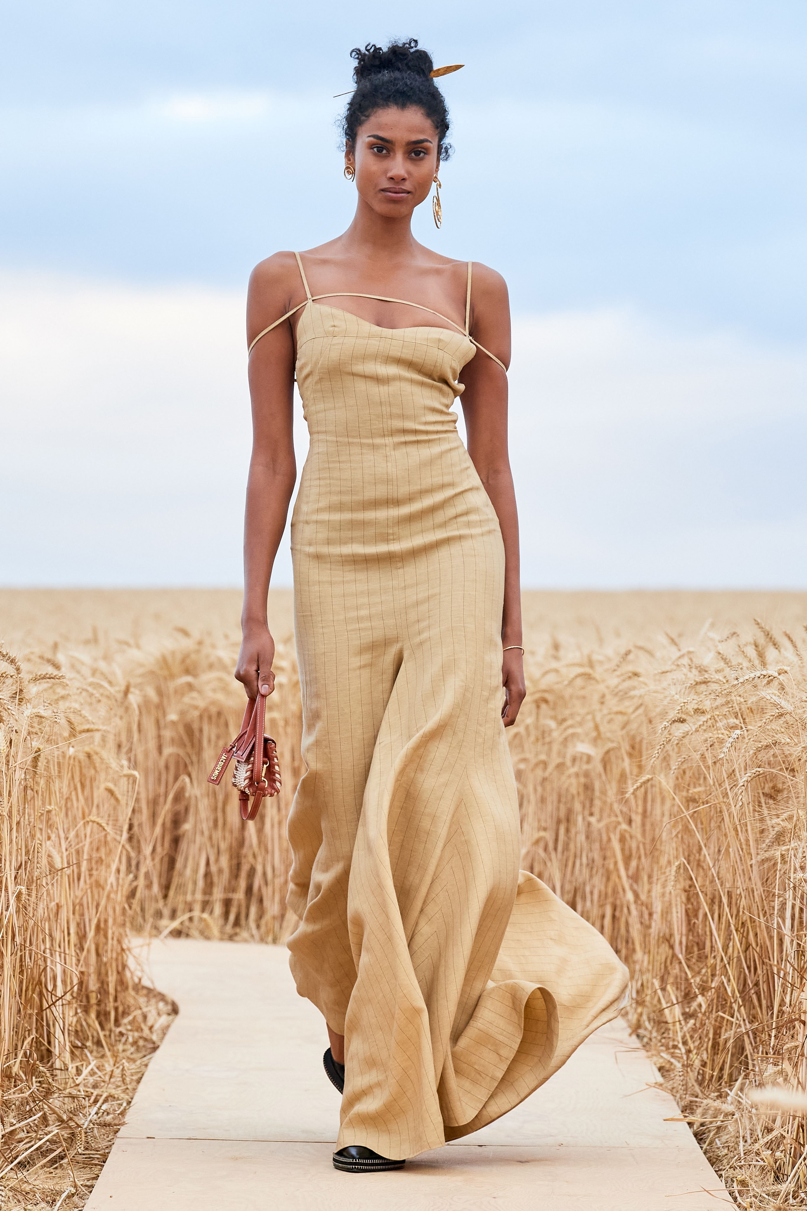 Это надо видеть: Jacquemus провели показ посреди поля (фото 44)