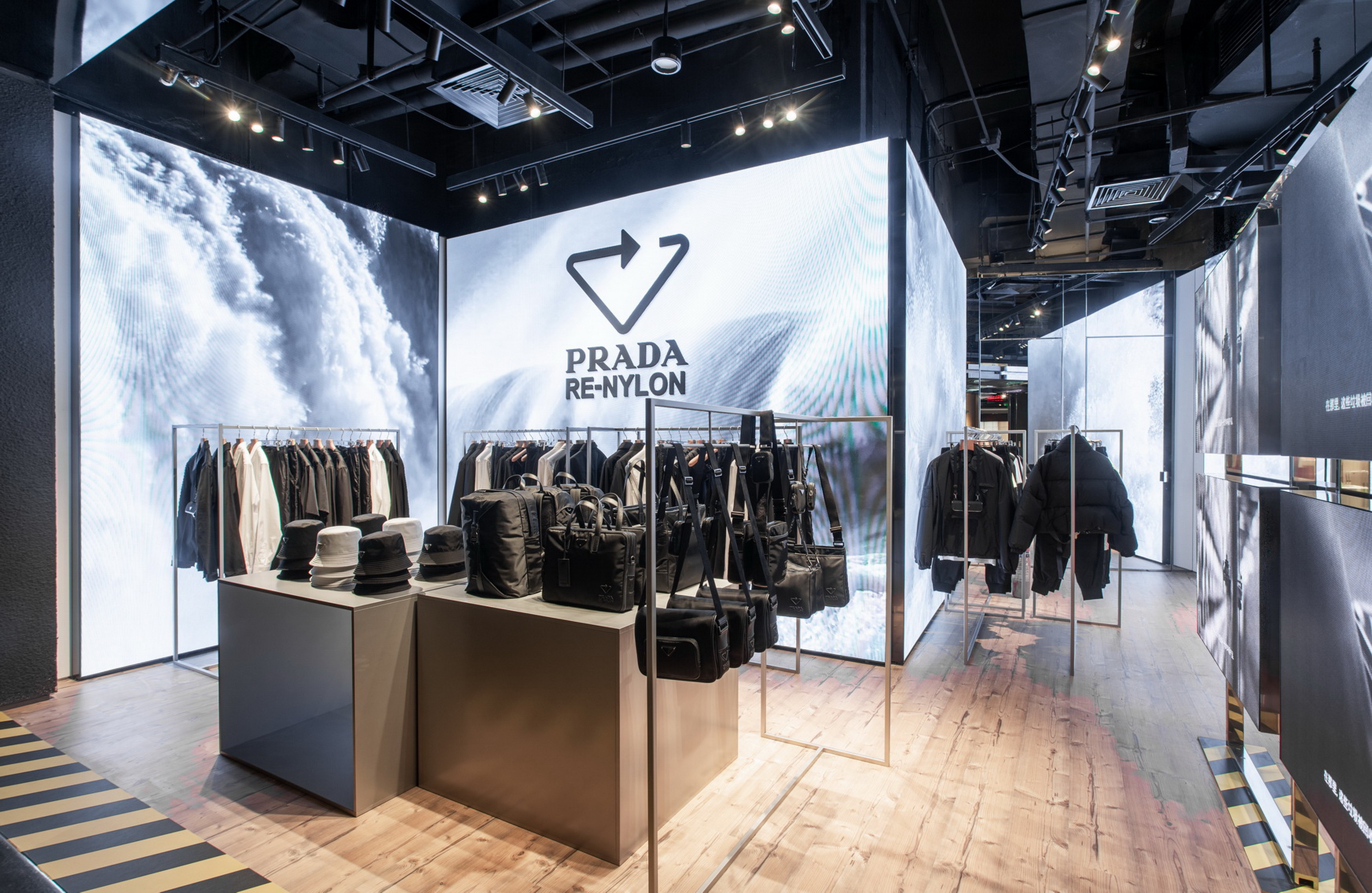 Теперь и одежда: Prada расширили линейку Re-Nylon (фото 9)