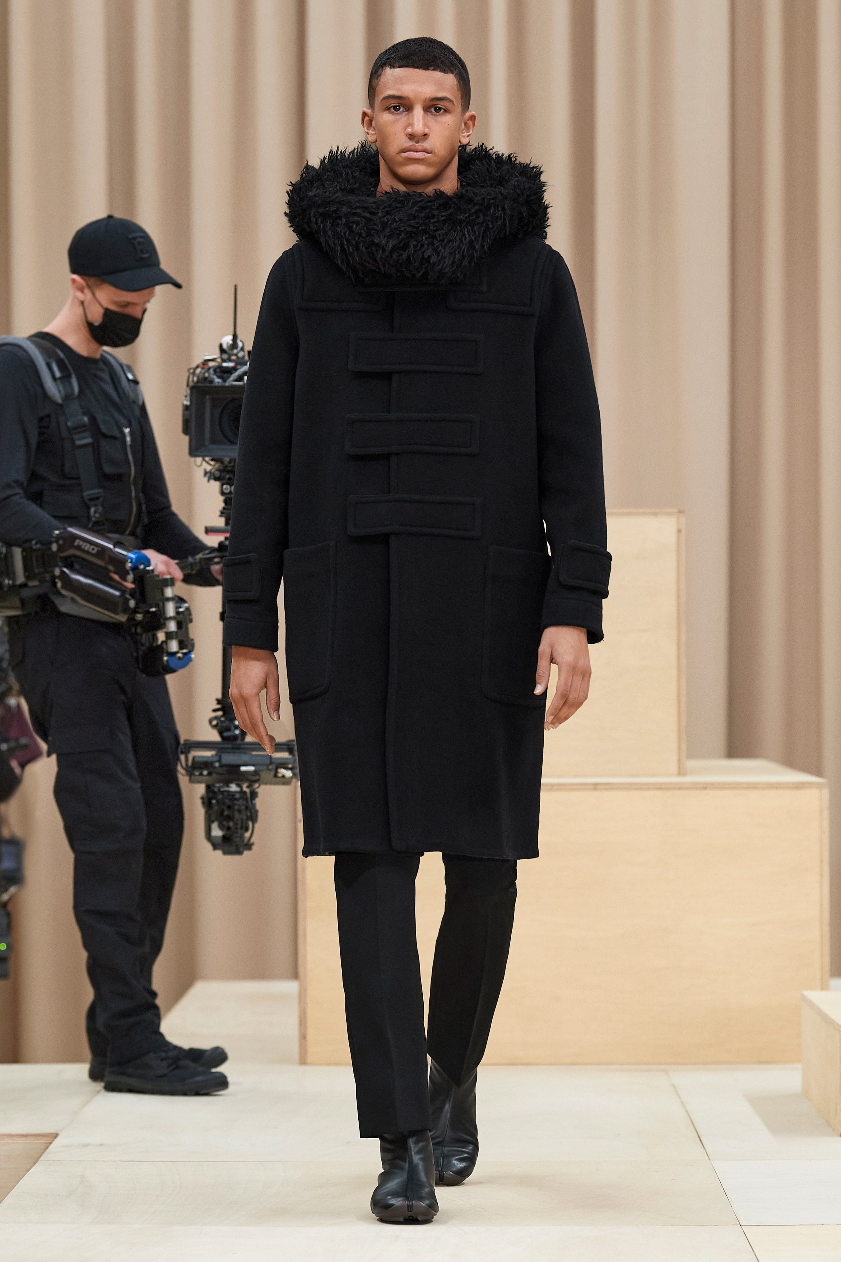 Burberry устроили показ прямо в бутике. Смотрите, как это было (фото 8)