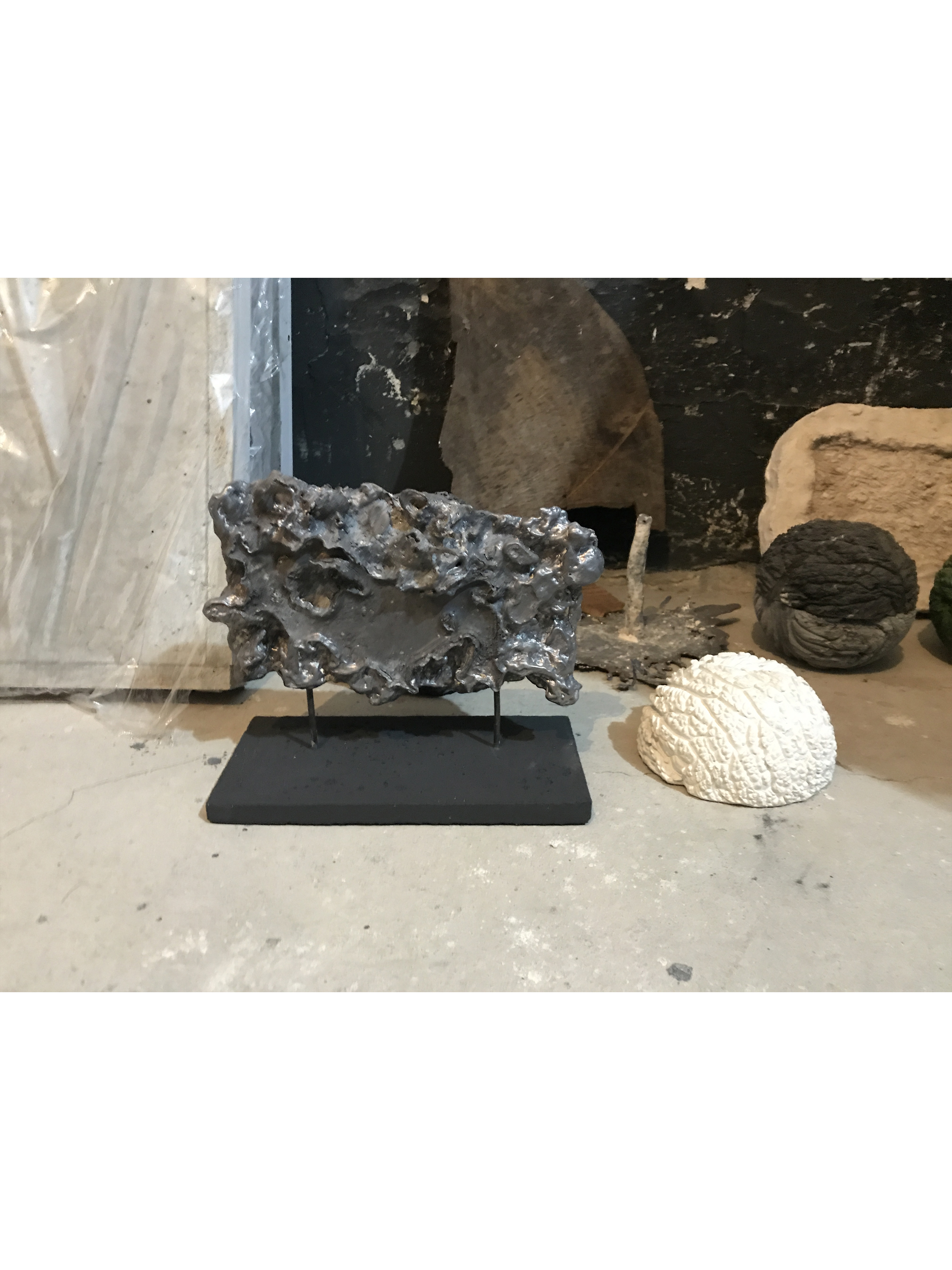 Скульптури з моху та кришталь із бабусиного серванта: Що дивитися на M17 Sculpture Prize (фото 11)