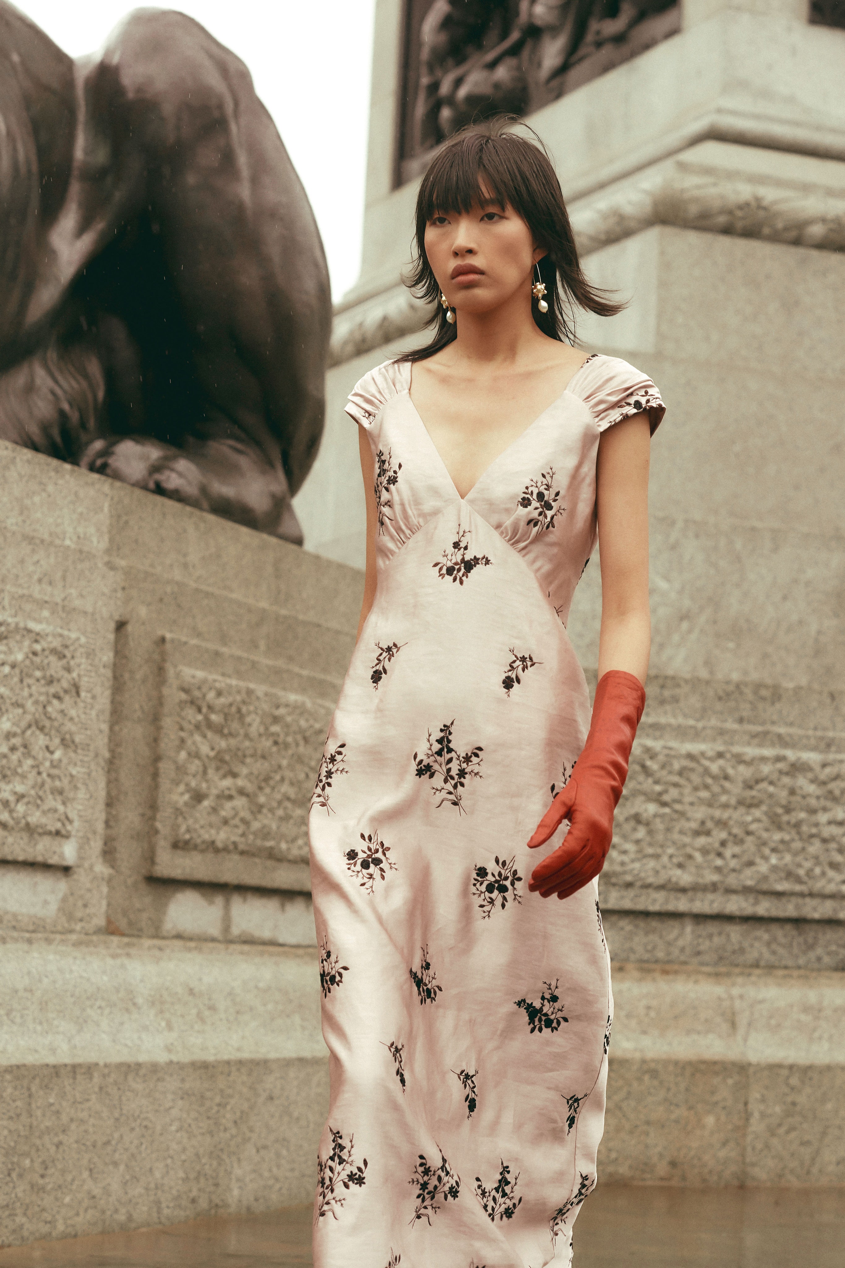 Чайные платья на улицах Лондона: Смотрите очень английскую коллекцию Erdem (фото 8)