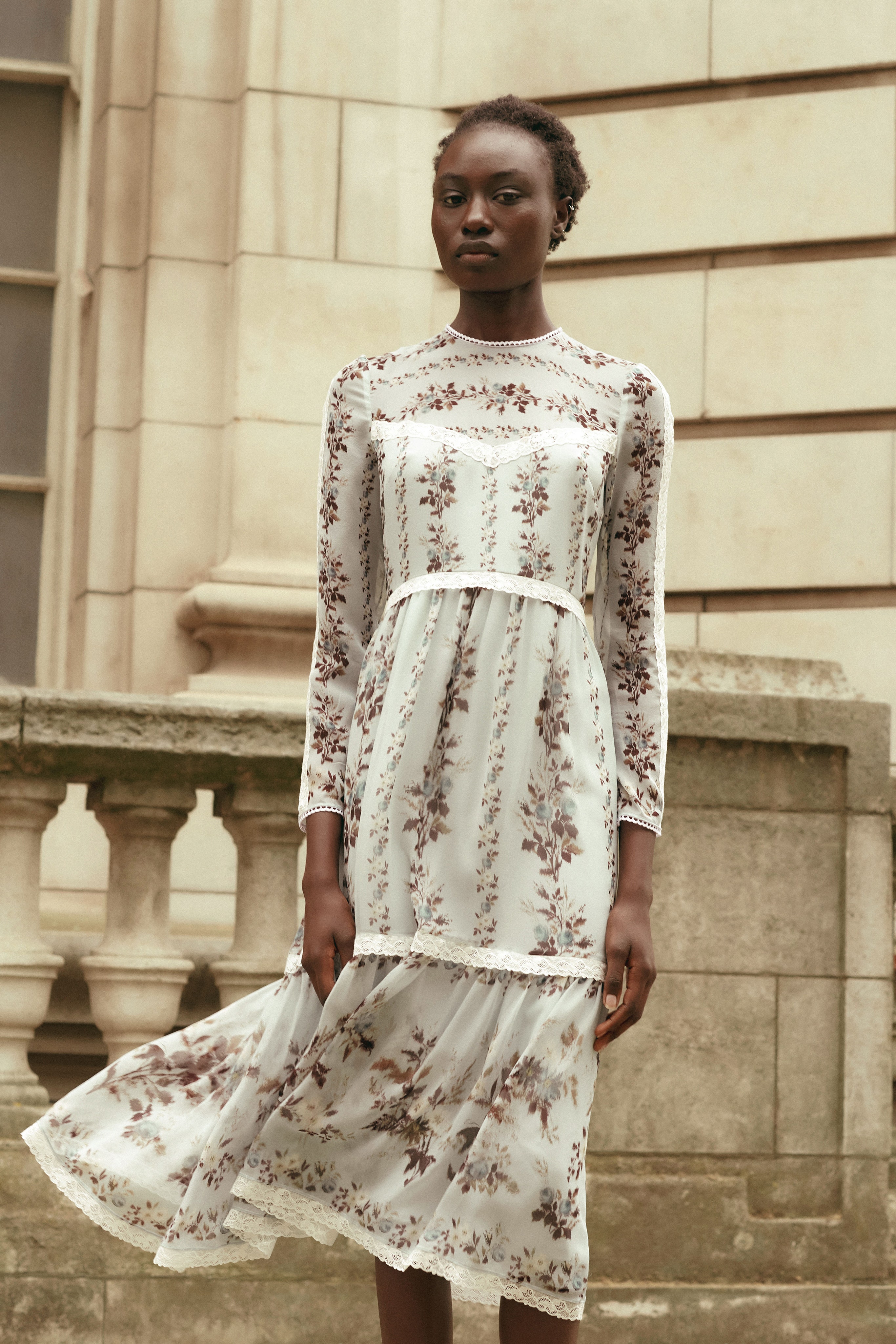 Чайные платья на улицах Лондона: Смотрите очень английскую коллекцию Erdem (фото 11)