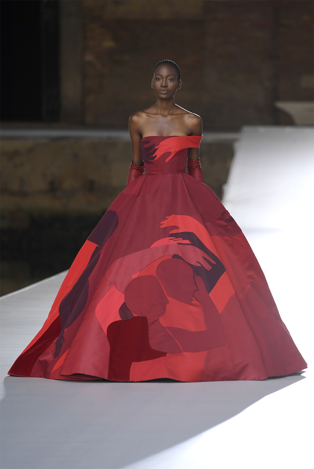 Valentino создали кутюр вместе с 17 художниками (и еще 5 фактов о коллекции) (фото 13)