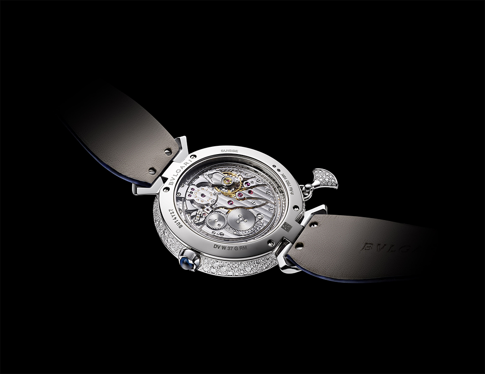 Bvlgari показали три модели часов Divina с мозаичной кладкой из ювелирных камней (фото 3)