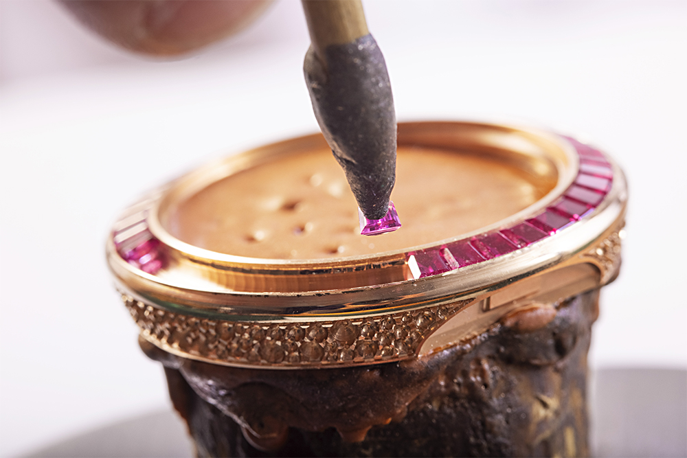 Bvlgari показали три модели часов Divina с мозаичной кладкой из ювелирных камней (фото 8)