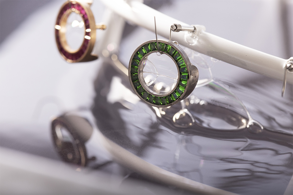 Bvlgari показали три модели часов Divina с мозаичной кладкой из ювелирных камней (фото 17)