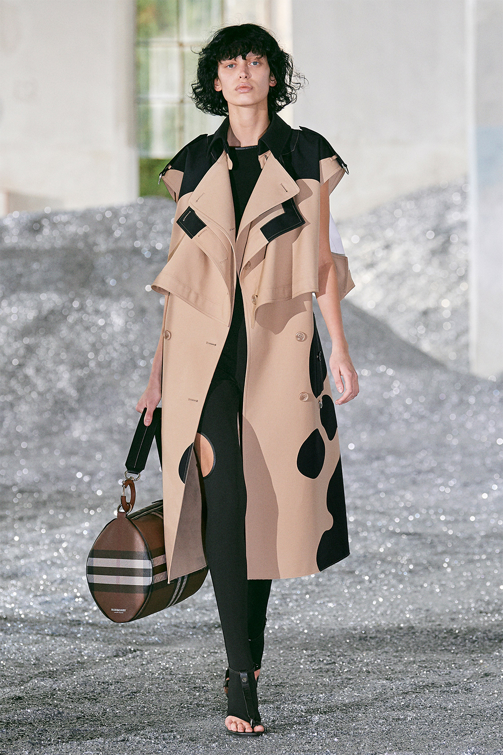 Почему модели носили накладные уши Бэмби на показе Burberry (фото 25)