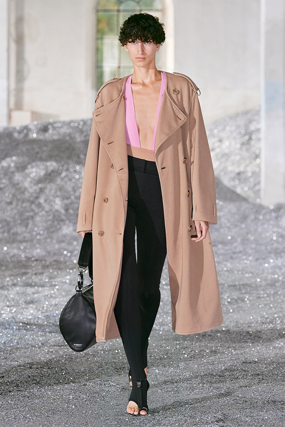 Почему модели носили накладные уши Бэмби на показе Burberry (фото 31)
