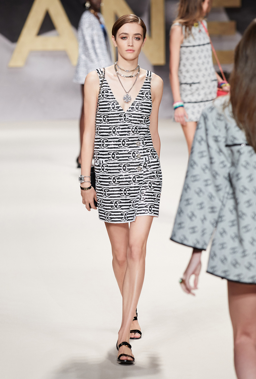 Женщина с киноаппаратом: Chanel показали коллекцию весна/лето — 2022 (фото 54)