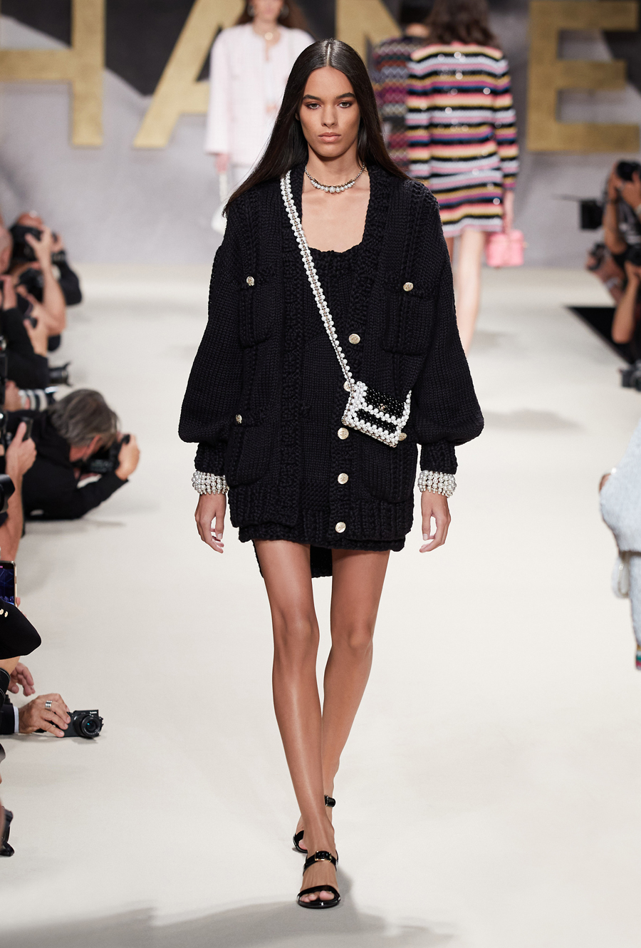 Женщина с киноаппаратом: Chanel показали коллекцию весна/лето — 2022 (фото 39)