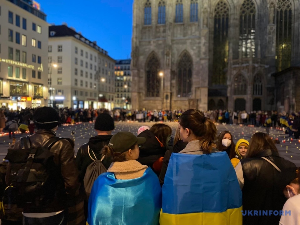 Біля собору Святого Стефана у Відні запалили тисячу свічок у пам'ять про загиблих українців (фото 8)