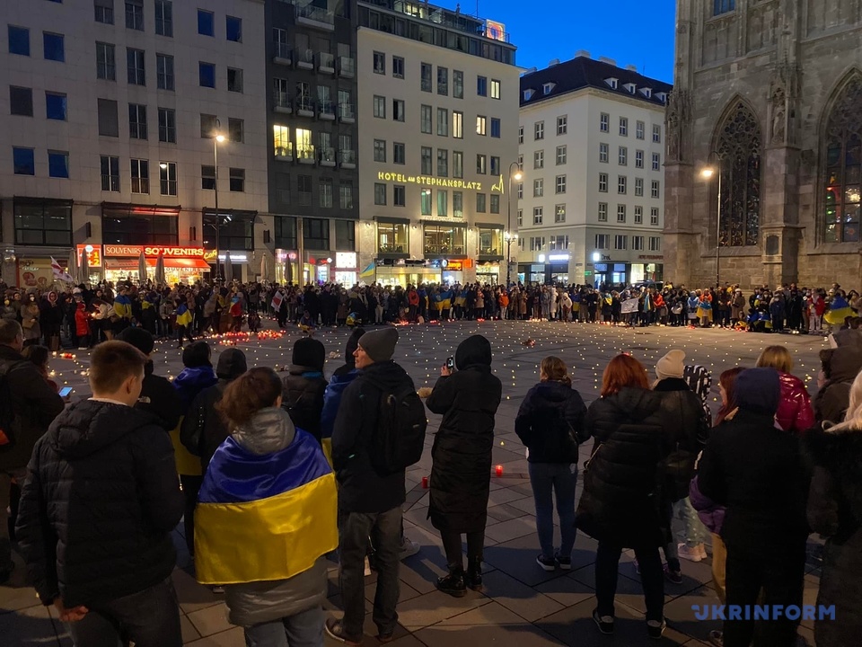 Біля собору Святого Стефана у Відні запалили тисячу свічок у пам'ять про загиблих українців (фото 7)