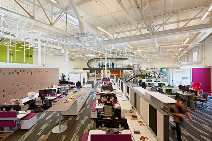 Офис One Workplace с конструкцией в форме бумеранга (фото 4)