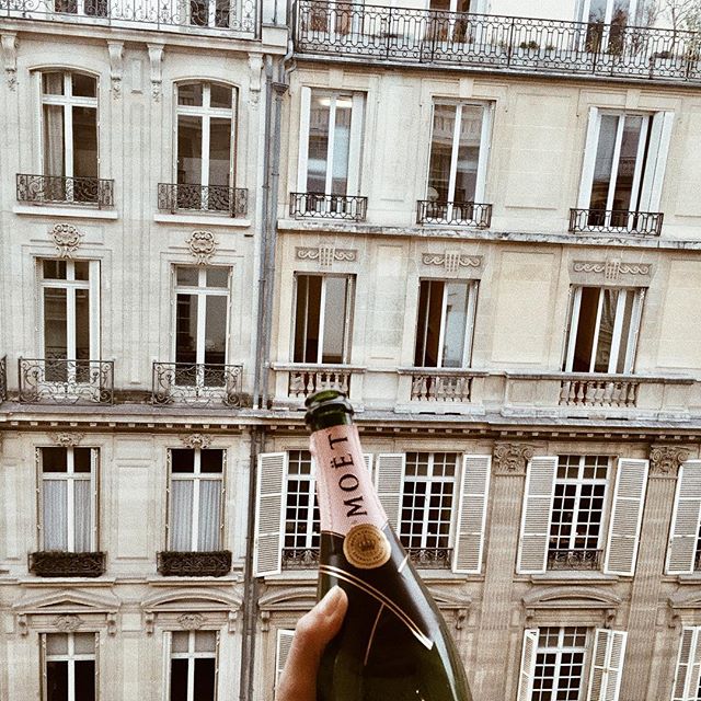 This is my way to celebrate 6  0  0  k followers   ! I love you so much, day by day, message after message. I feel so grateful to have you in my life...this is for you     Cheers from this beautiful terrace here in #Paris ( waiting x #RolandGarros ) #MoetMoment @moetchandon
