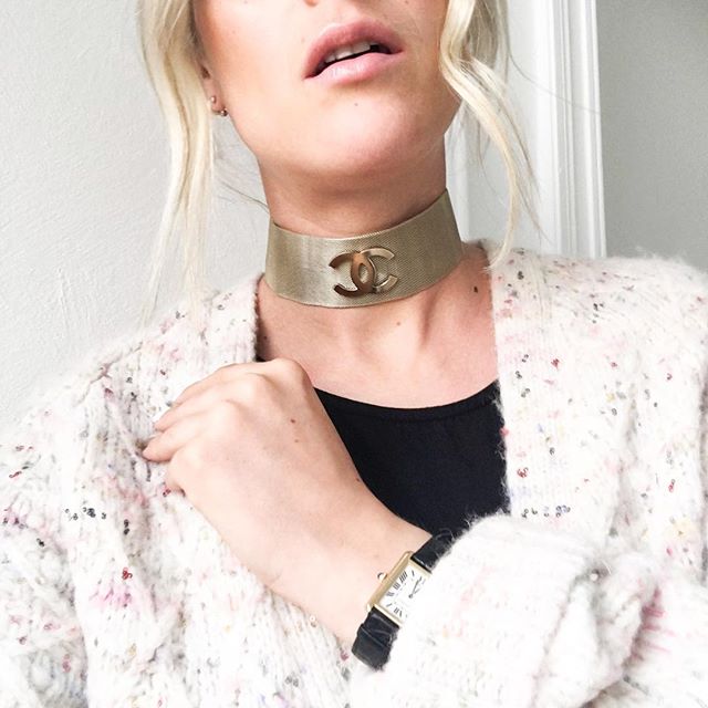 As I'm entering in the 39th week of my pregnancy, my look is all about the right accessories to glam up my comfy and basic outfits   #detailsoftheday #chanel #choker
