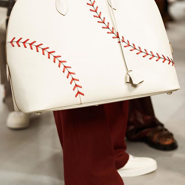 Baseball stitches on Bolide bag   
#HermesHomme #Hermes