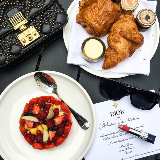 Hello from sunny Paris!     Starting off this #pfw right with fresh fruits & croissants   So ready!  @thehoxtonhotel @diormakeup #rougedior